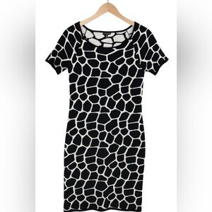 Talbots Women’s Dress – Size Small
Black & Cream Giraffe Print | Short Sleeve